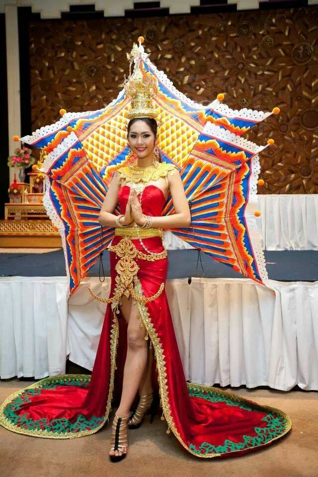เรามาดูชุดประจำชาติไทยของเเต่ละเวทีกันคะ