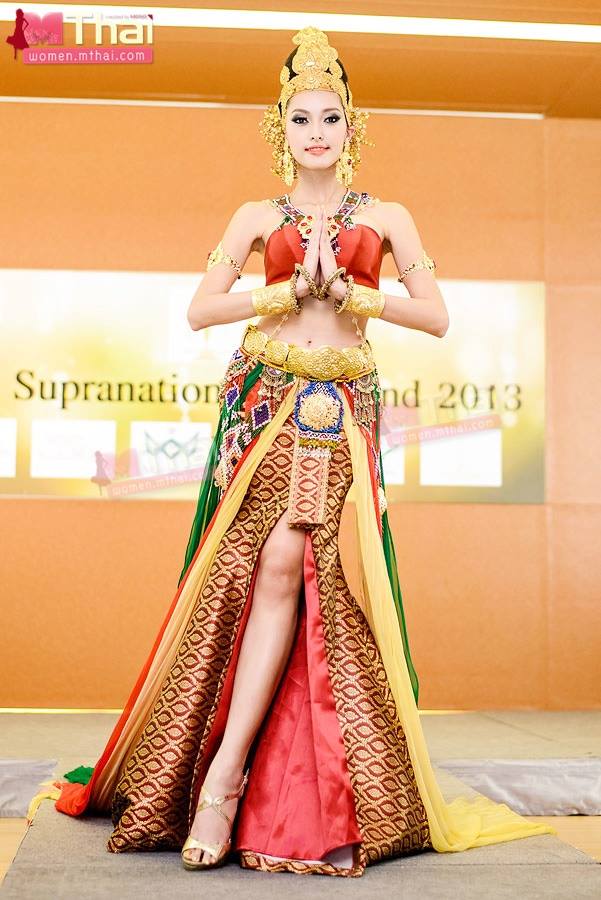 เรามาดูชุดประจำชาติไทยของเเต่ละเวทีกันคะ