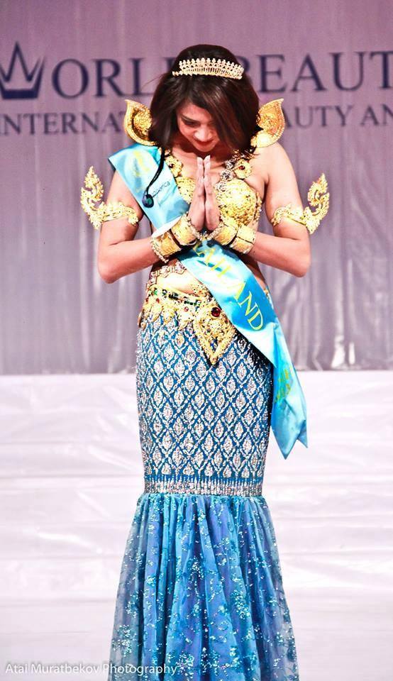 เรามาดูชุดประจำชาติไทยของเเต่ละเวทีกันคะ