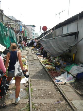 ตลาดร่มหุบเมืองแม่กลอง