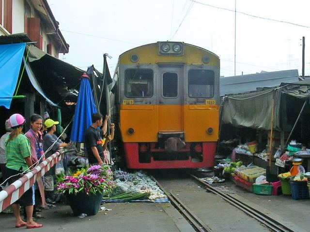 ตลาดร่มหุบเมืองแม่กลอง