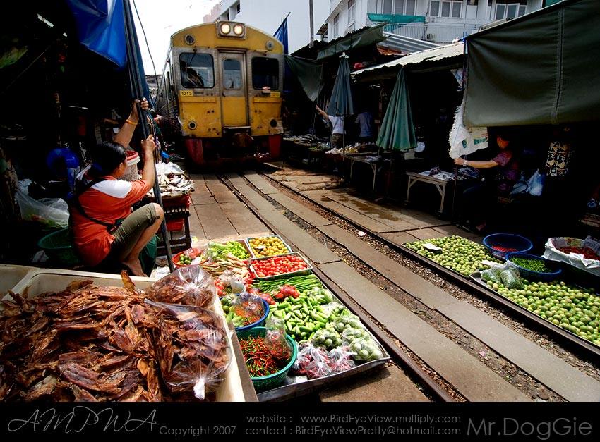 ตลาดร่มหุบเมืองแม่กลอง