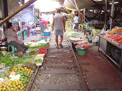 ตลาดร่มหุบเมืองแม่กลอง