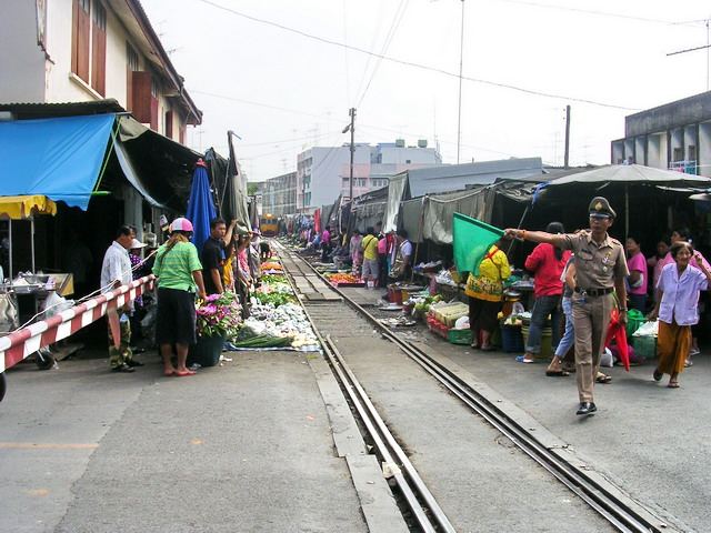 ตลาดร่มหุบเมืองแม่กลอง