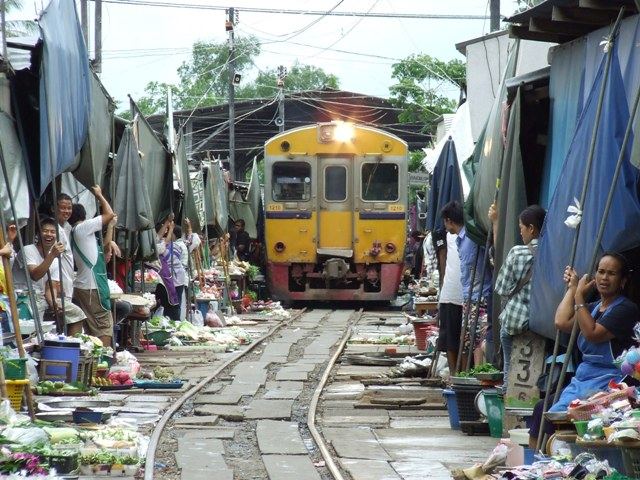 ตลาดร่มหุบเมืองแม่กลอง