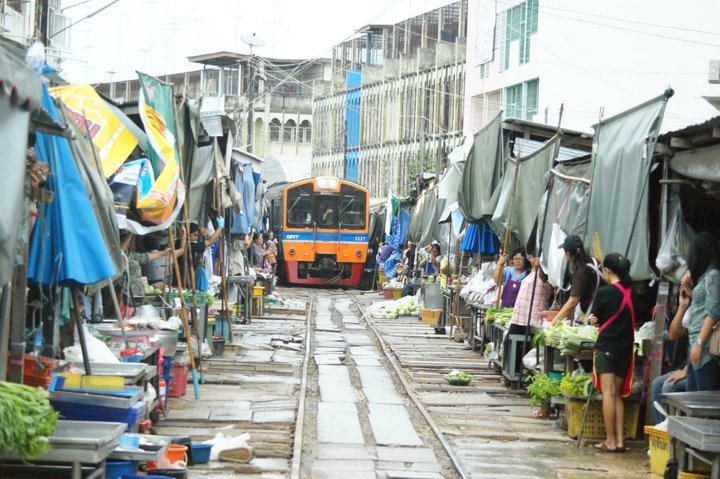 ตลาดร่มหุบเมืองแม่กลอง