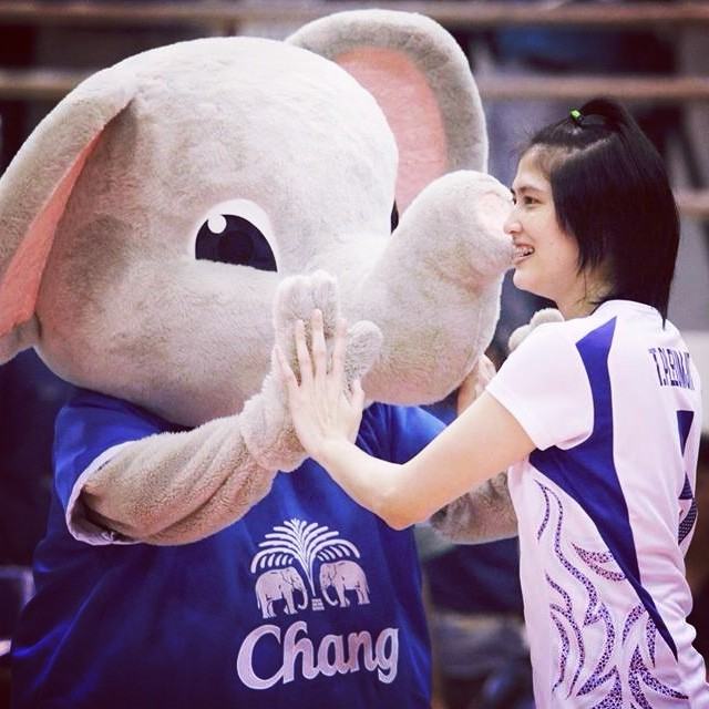 หน่อง ปลื้มจิตร์ ถินขาว นักตบลูกยางสาว ที่ฮอทและดังที่สุด ณ พ.ศ. นี้ !!!