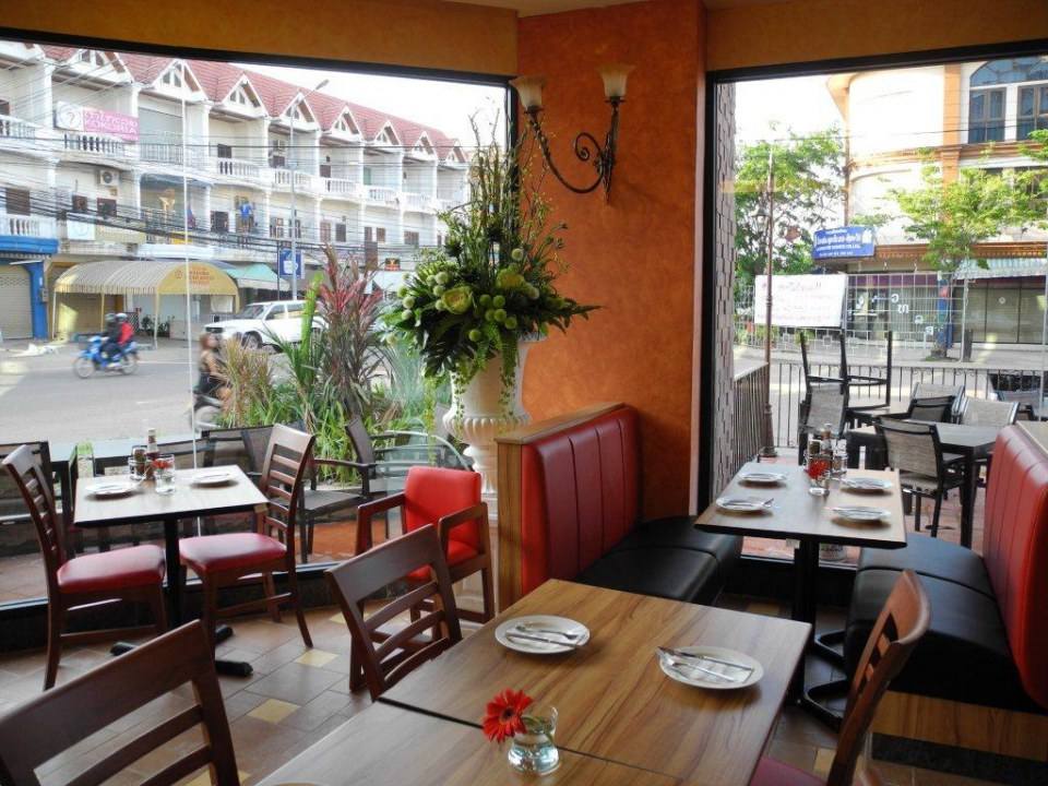 ร้านพิซซ่าในประเทศลาว