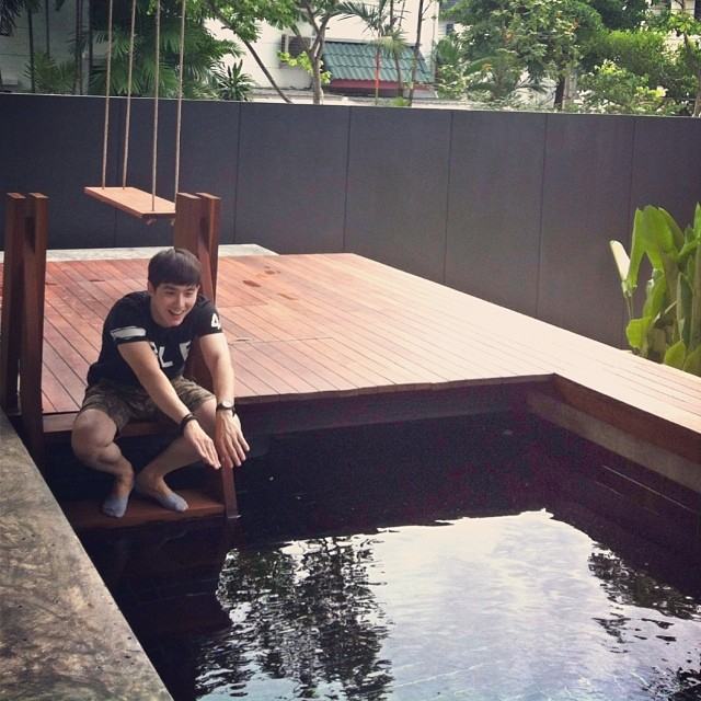 โอม คณิน สแตนลีย์ ผู้รับบทเป็นอภิชาติตอนโต  ลูกของลำยองกับกวงในทองเนื้อเก้า หล่อใสเกาหลีมากเบยยยจ้า