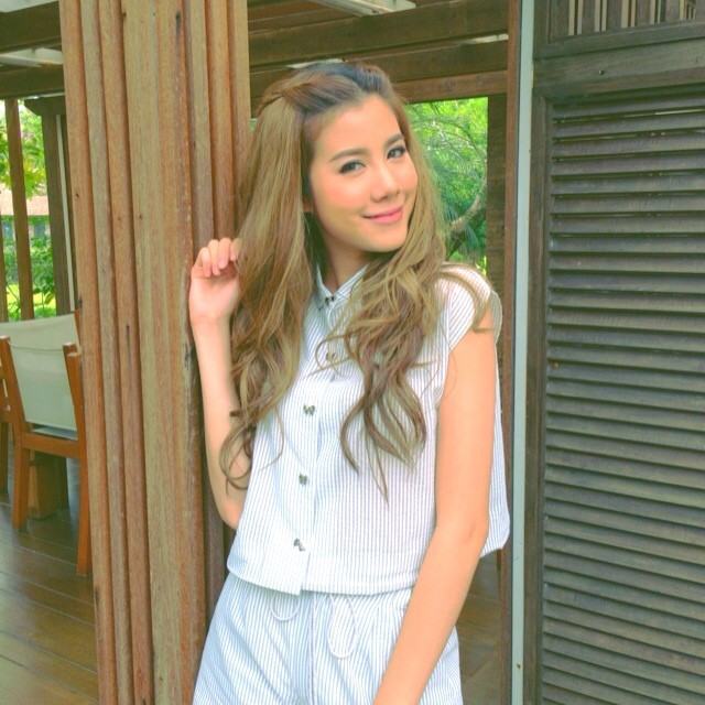 แฟชั่นการแต่งตัวน่ารักๆของ เอสเธอร์ สุปรีย์ลีลา