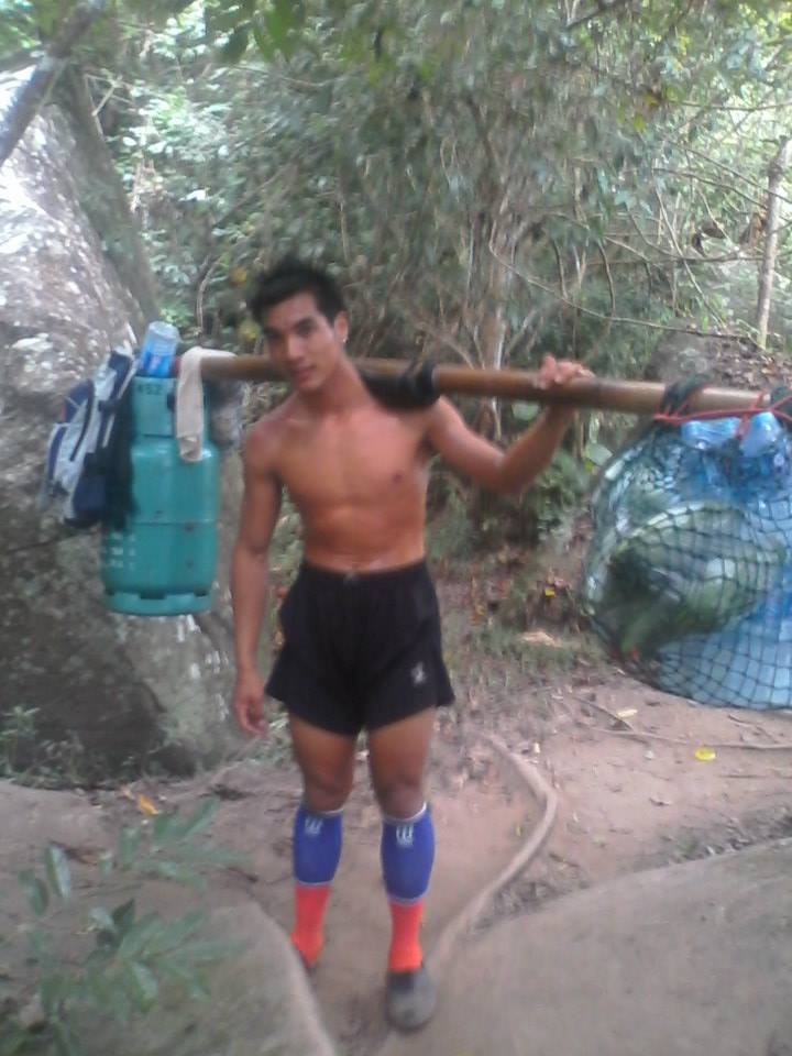 ลูกหาบชาย ที่อุทยานแห่งชาติภูกระดึง