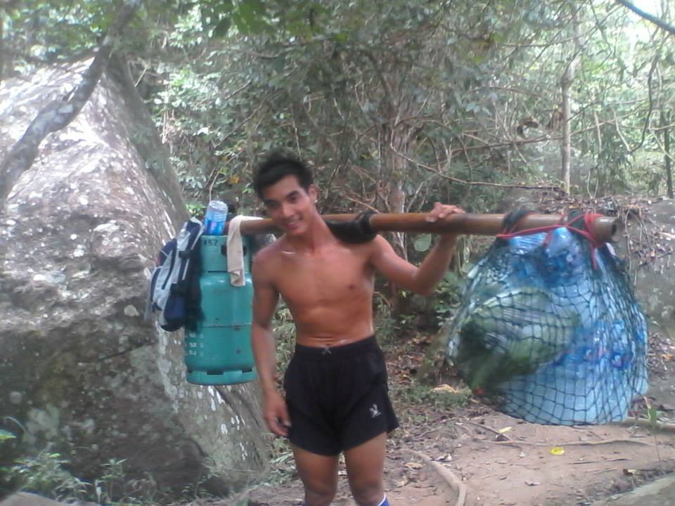 ลูกหาบชาย ที่อุทยานแห่งชาติภูกระดึง