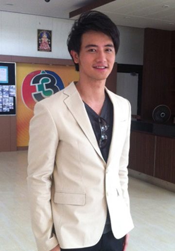 คุณประวิทย์ เครียดจัด ตอนนี้ทั้งดารา นักข่าว ต่างมาขอพึ่งบารมีทำงานกับช่องสาม จนบุคลากรแทบล้นช่อง!!