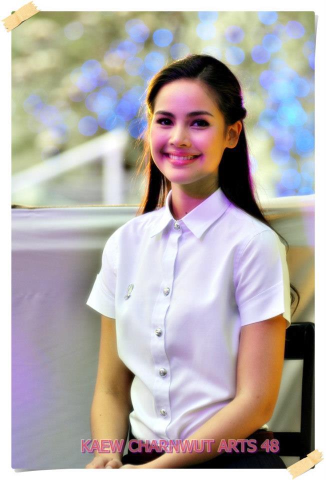 ญาญ่า อุรัสยา กำลังศึกษาอยู่คณะอักษรศาสตร์ภาคอินเตอร์ จุฬาลงกรณ์มหาวิทยาลัย มหาลัยอันดับหนึ่งของไทย