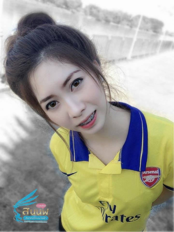 สาวน้อยชุดฟุตบอล
