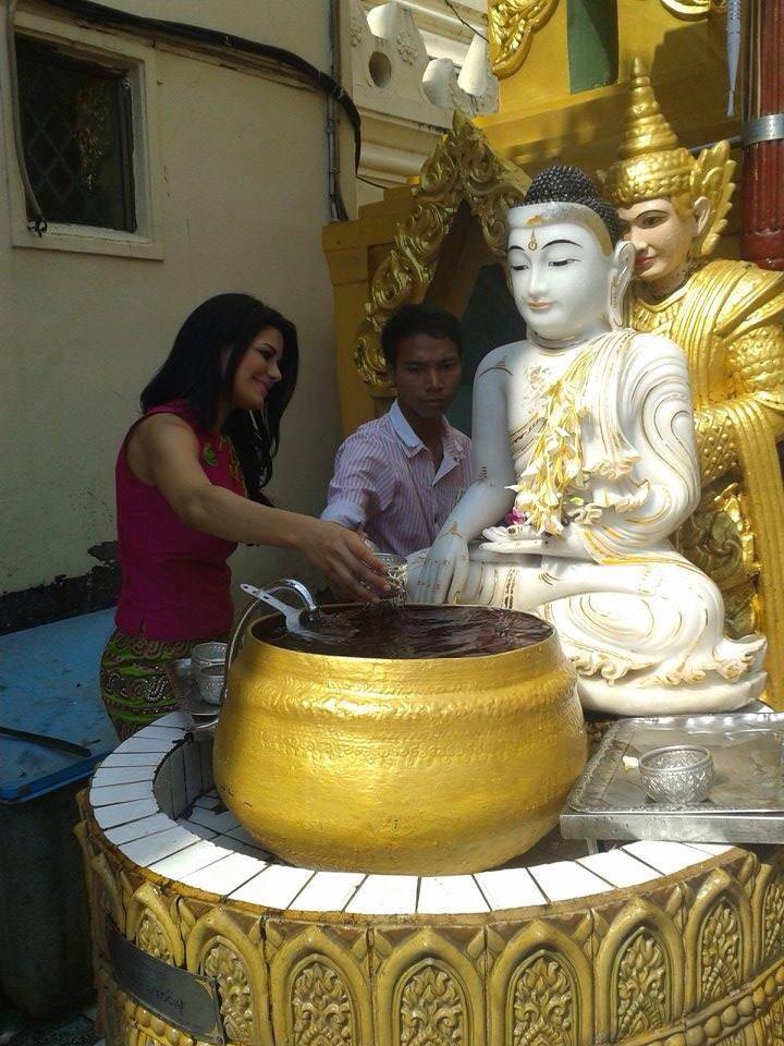 Miss Grand International 2013 and Miss Grand Myanmar 2013 Visit Shwedagon Pagoda in Myanmar
