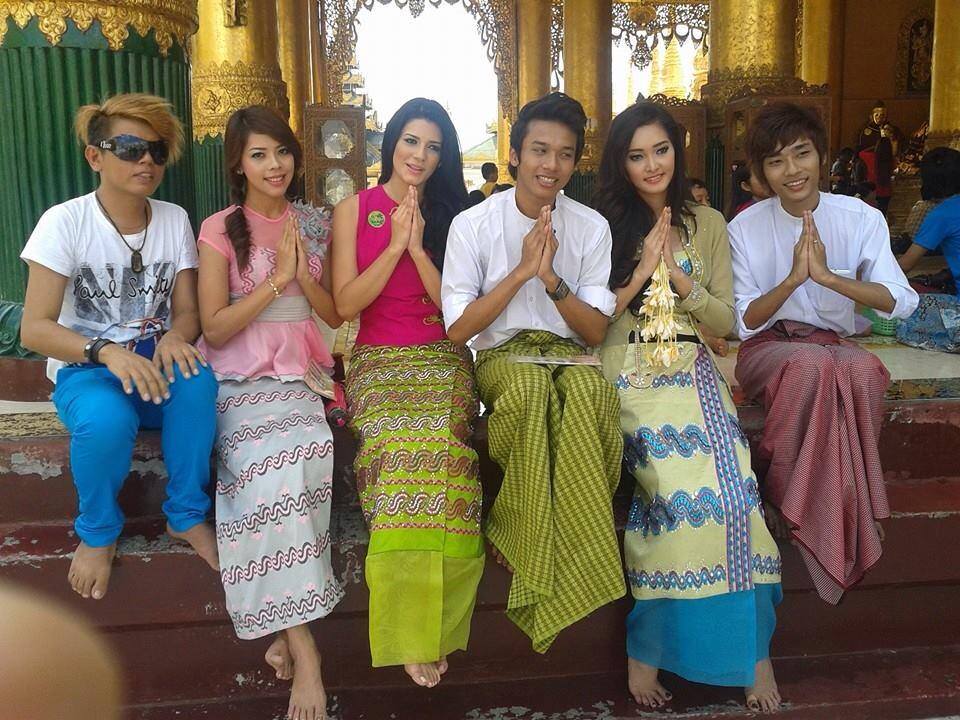 Miss Grand International 2013 and Miss Grand Myanmar 2013 Visit Shwedagon Pagoda in Myanmar