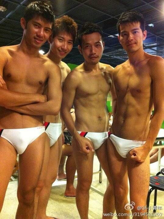 4หนุ่มกางเกงว่ายน้ำขาว