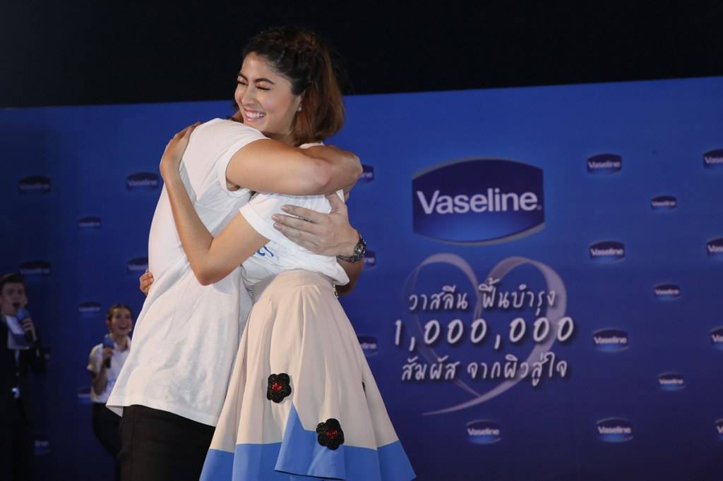 หมากร่วมงาน วาสลีน ฟื้นบำรุง 1,000,000 สัมผัสจากผิวสู่ใจ