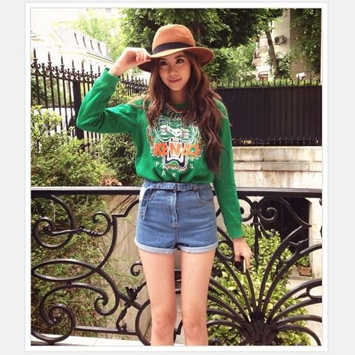 เอสเธอร์  สวย น่ารัก ขาว ขายาว