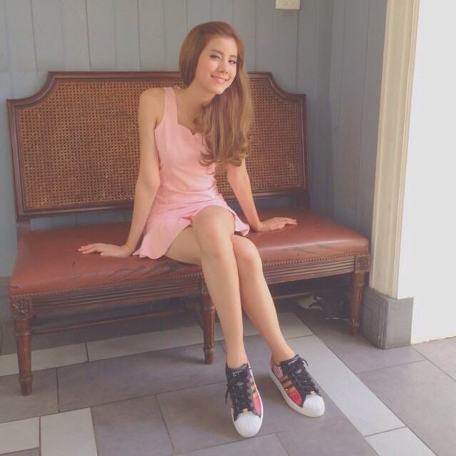 เอสเธอร์  สวย น่ารัก ขาว ขายาว