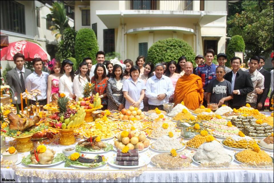 รุ่นใหญ่บรวงสรวง " คือหัตถาครองภิภพ "