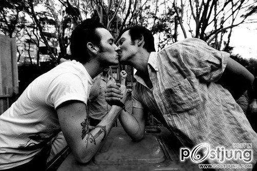 kiss kiss love love