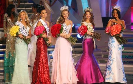 Miss Venezuela 2013 ในชุดราตรีสวยตระกาลตา