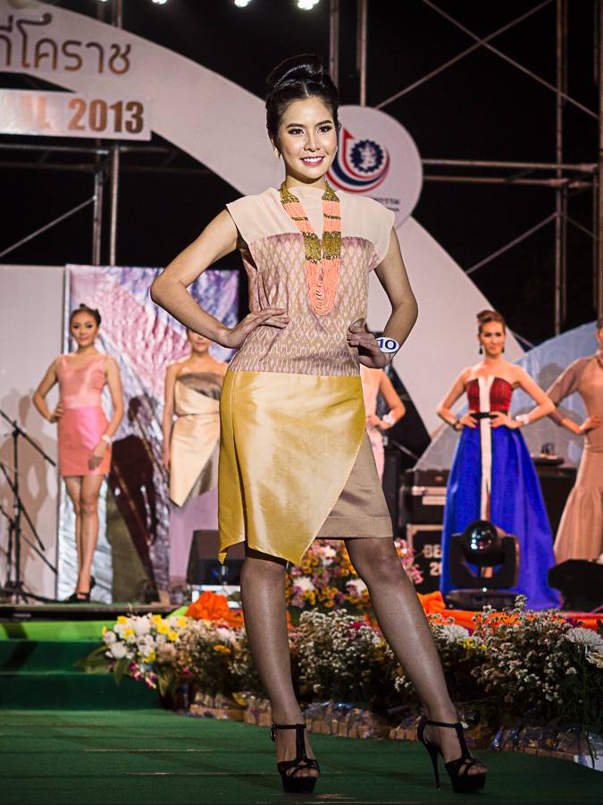 ผู้เข้าประกวดนางสาวไทย 2556 เดินแฟชั่นโชว์ผ้าไหมในเทศกาลไหมไทย  จ.นครราชสีมา