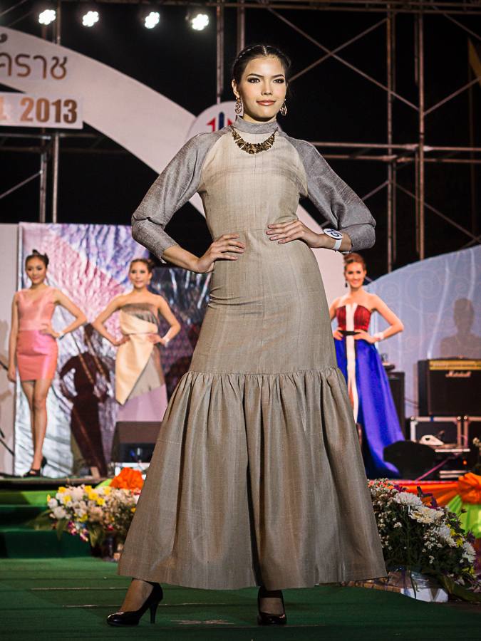 ผู้เข้าประกวดนางสาวไทย 2556 เดินแฟชั่นโชว์ผ้าไหมในเทศกาลไหมไทย  จ.นครราชสีมา