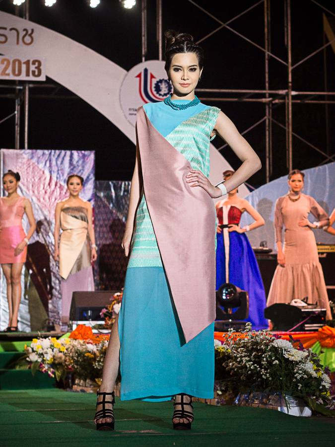 ผู้เข้าประกวดนางสาวไทย 2556 เดินแฟชั่นโชว์ผ้าไหมในเทศกาลไหมไทย  จ.นครราชสีมา
