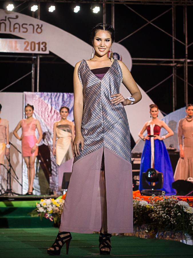 ผู้เข้าประกวดนางสาวไทย 2556 เดินแฟชั่นโชว์ผ้าไหมในเทศกาลไหมไทย  จ.นครราชสีมา