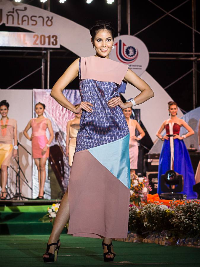 ผู้เข้าประกวดนางสาวไทย 2556 เดินแฟชั่นโชว์ผ้าไหมในเทศกาลไหมไทย  จ.นครราชสีมา