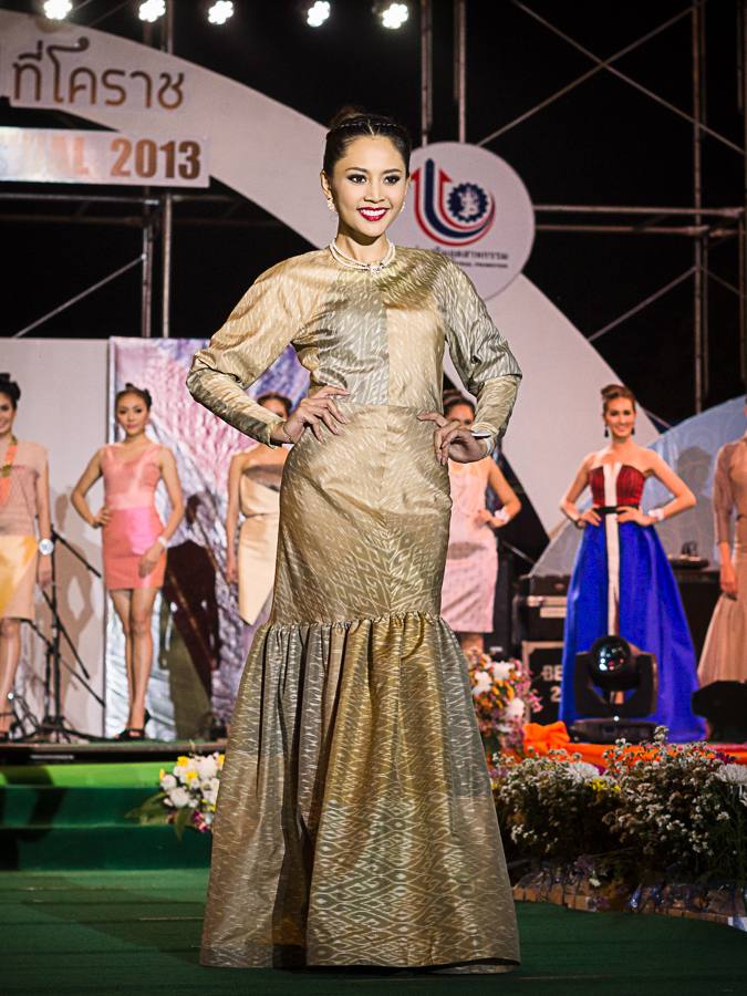 ผู้เข้าประกวดนางสาวไทย 2556 เดินแฟชั่นโชว์ผ้าไหมในเทศกาลไหมไทย  จ.นครราชสีมา