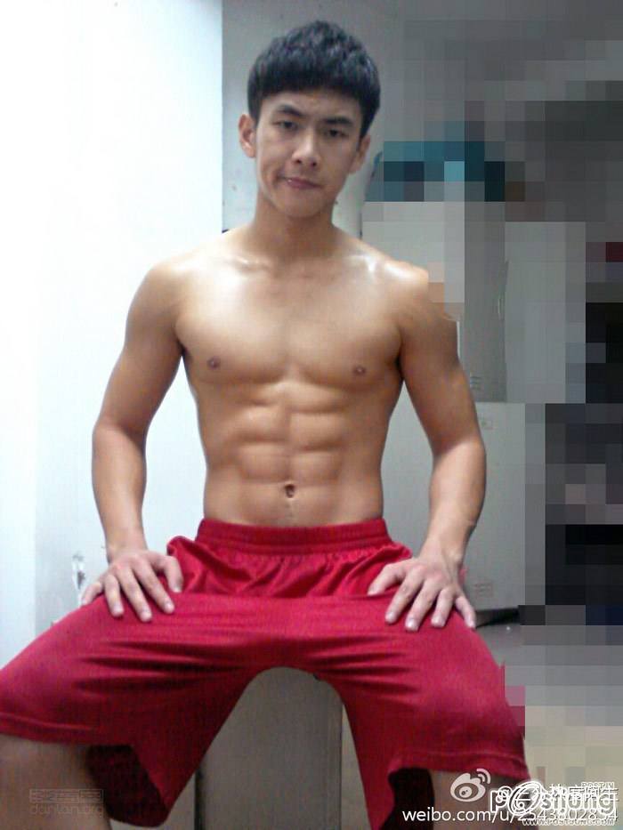 ถอดโชว์เรือนร่าง 411 - นายแบบตี๋น้อย 17 (คนมีกล้ามนี่ทำหน้าแก่ก่อนวัยหรอ??)