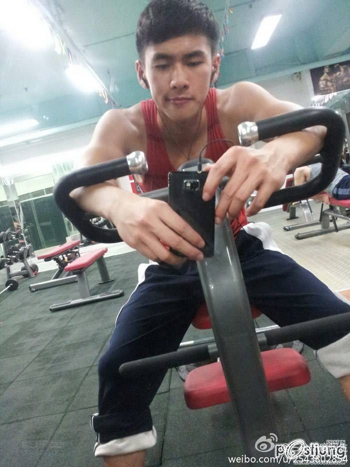 ถอดโชว์เรือนร่าง 411 - นายแบบตี๋น้อย 17 (คนมีกล้ามนี่ทำหน้าแก่ก่อนวัยหรอ??)