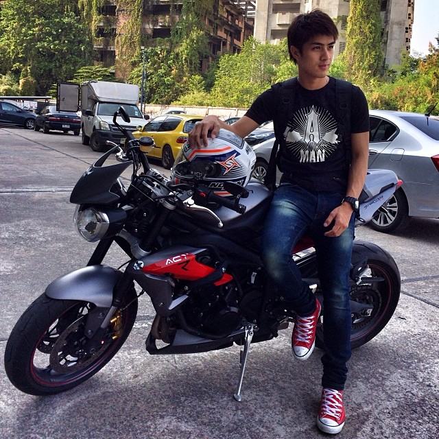 เขต ธาราเขต หนุ่มหล่อคมเข้มจากวิกหมอชิต