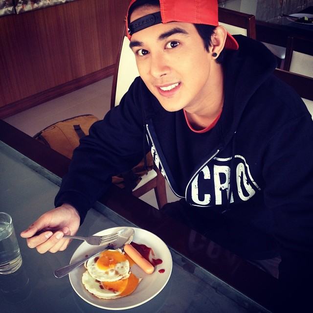 โตนนท์ วงศ์บุญ  ยิ้ม ยิ้ม จะละลายค๊ะ