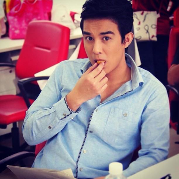 โตนนท์ วงศ์บุญ  ยิ้ม ยิ้ม จะละลายค๊ะ