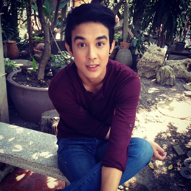โตนนท์ วงศ์บุญ  ยิ้ม ยิ้ม จะละลายค๊ะ