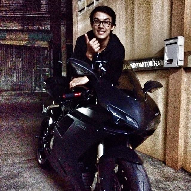 โตนนท์ วงศ์บุญ  ยิ้ม ยิ้ม จะละลายค๊ะ