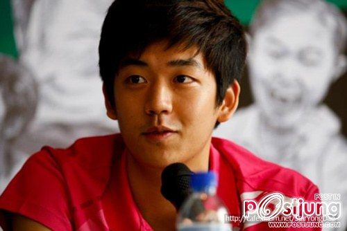 นักแบดมินตันทีมชาติเกาหลี Lee Yong Dae