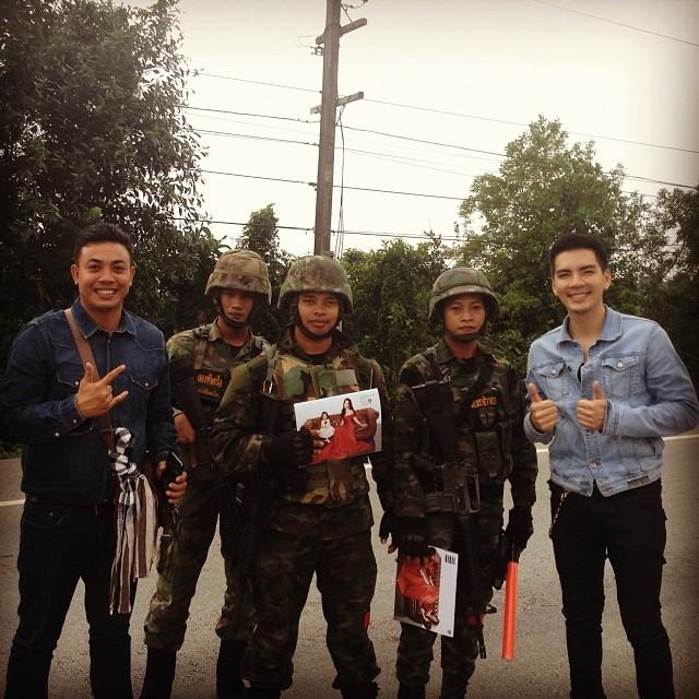 นิว วงศกร ลงใต้แจกปฎิทินปีใหม่ให้พี่ๆเหล่าทหาร