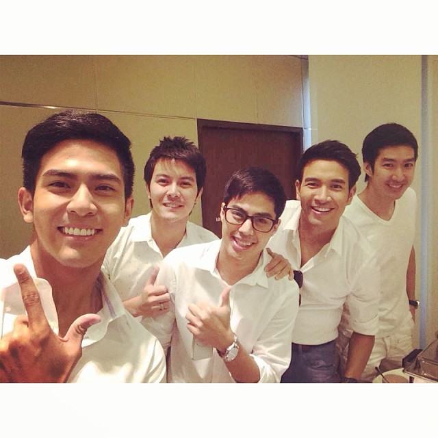 เช้าวานนี้ เหล่าดาราและดาวรุ่งชื่อดังของช่อง3รวมตัวกันอย่างอบอุ่นเข้าไปสวัสดีปีใหม่ผู้ใหญ่ในช่องจ้า!