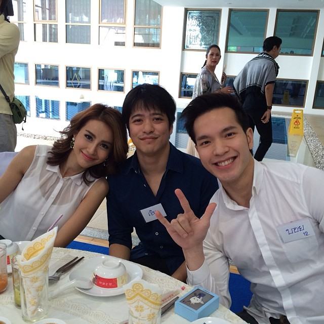 ว้าวๆๆๆ ครอบครัวละครช่องสามอบอุ่นสุดๆ ตอนนี้กำลังจัดงานเลี้ยงปีใหม่ในช่อง ดาราคนดังมาร่วมงานเพียบจ้า