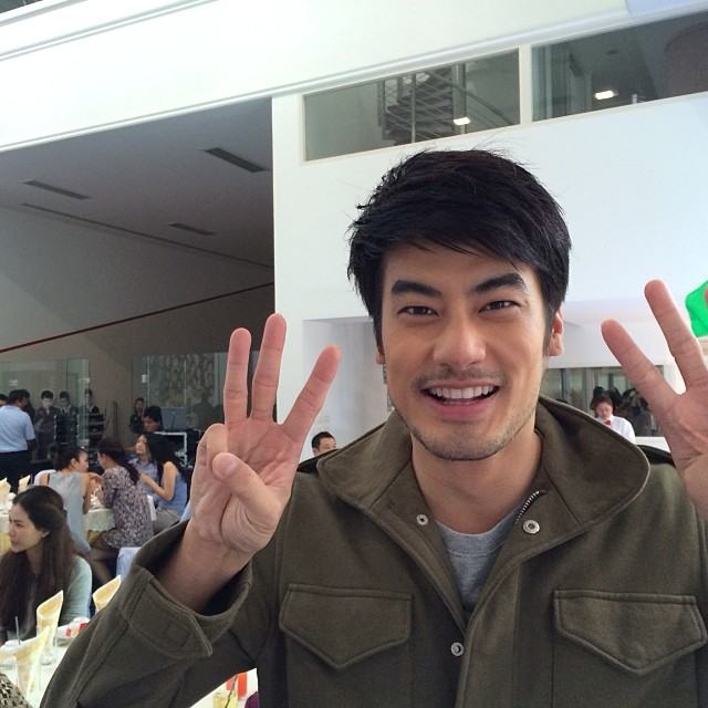 ว้าวๆๆๆ ครอบครัวละครช่องสามอบอุ่นสุดๆ ตอนนี้กำลังจัดงานเลี้ยงปีใหม่ในช่อง ดาราคนดังมาร่วมงานเพียบจ้า