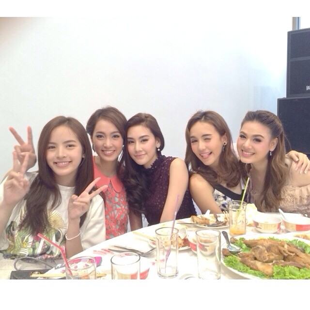 ว้าวๆๆๆ ครอบครัวละครช่องสามอบอุ่นสุดๆ ตอนนี้กำลังจัดงานเลี้ยงปีใหม่ในช่อง ดาราคนดังมาร่วมงานเพียบจ้า