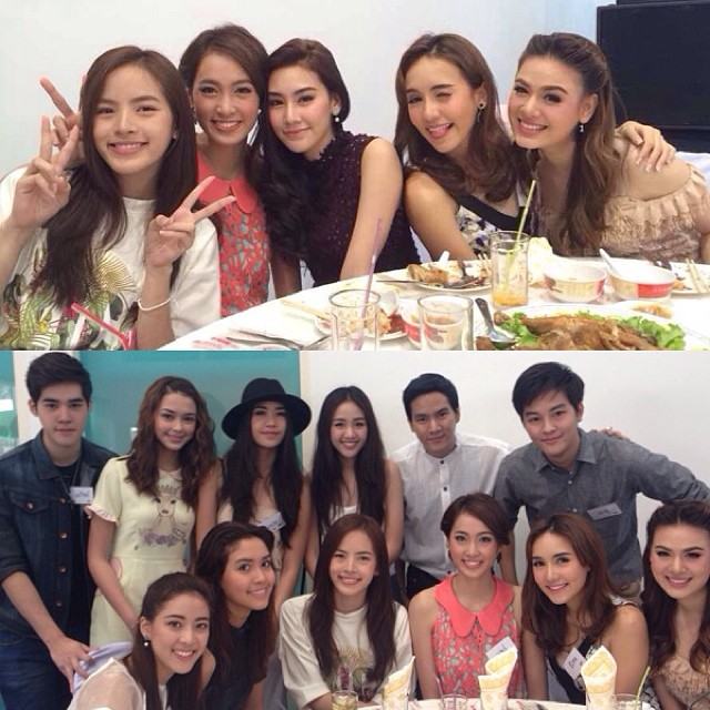 ว้าวๆๆๆ ครอบครัวละครช่องสามอบอุ่นสุดๆ ตอนนี้กำลังจัดงานเลี้ยงปีใหม่ในช่อง ดาราคนดังมาร่วมงานเพียบจ้า