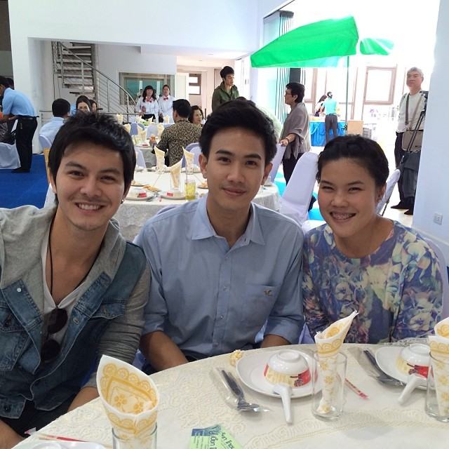 ว้าวๆๆๆ ครอบครัวละครช่องสามอบอุ่นสุดๆ ตอนนี้กำลังจัดงานเลี้ยงปีใหม่ในช่อง ดาราคนดังมาร่วมงานเพียบจ้า