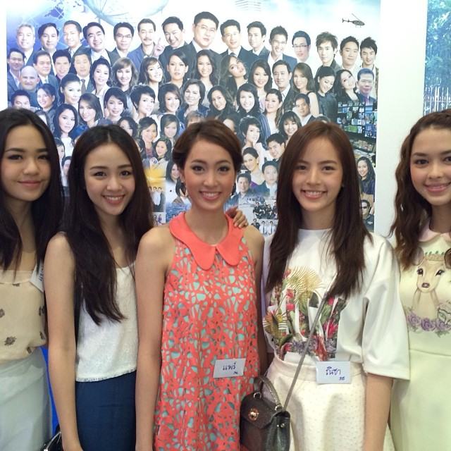 ว้าวๆๆๆ ครอบครัวละครช่องสามอบอุ่นสุดๆ ตอนนี้กำลังจัดงานเลี้ยงปีใหม่ในช่อง ดาราคนดังมาร่วมงานเพียบจ้า